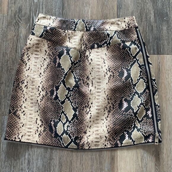I Am Gia mini skirt faux snakeskin with zipper detailing sz xs - Picture 2 of 9